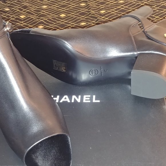 Chanel Lambskin and Velvet ankle boots - Picture 6 of 12